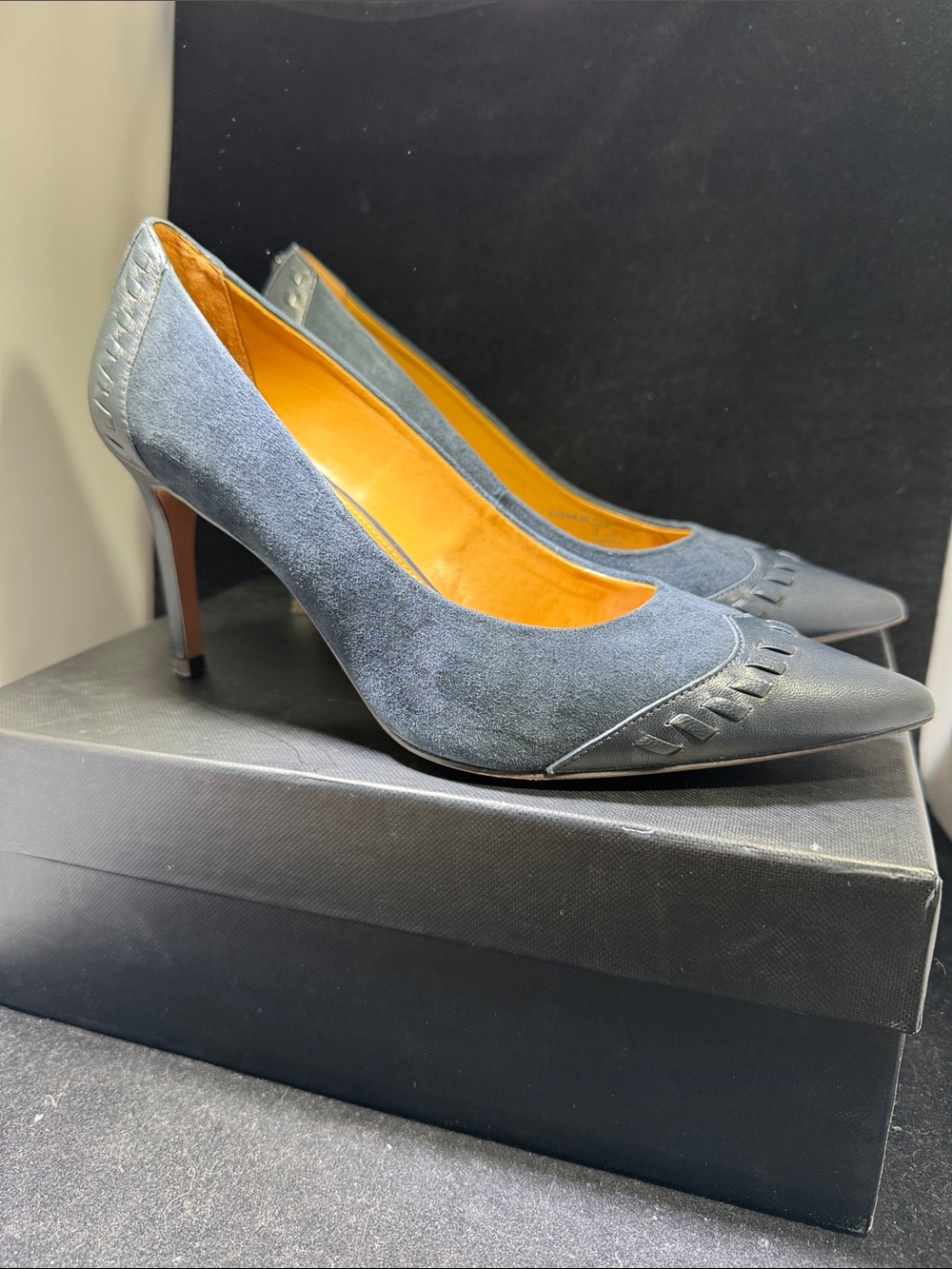 COACH Like NEW “Sophie” Suede & Leather Pointed Toe Pumps in Midnight Navy Sz 9M - Picture 10 of 10